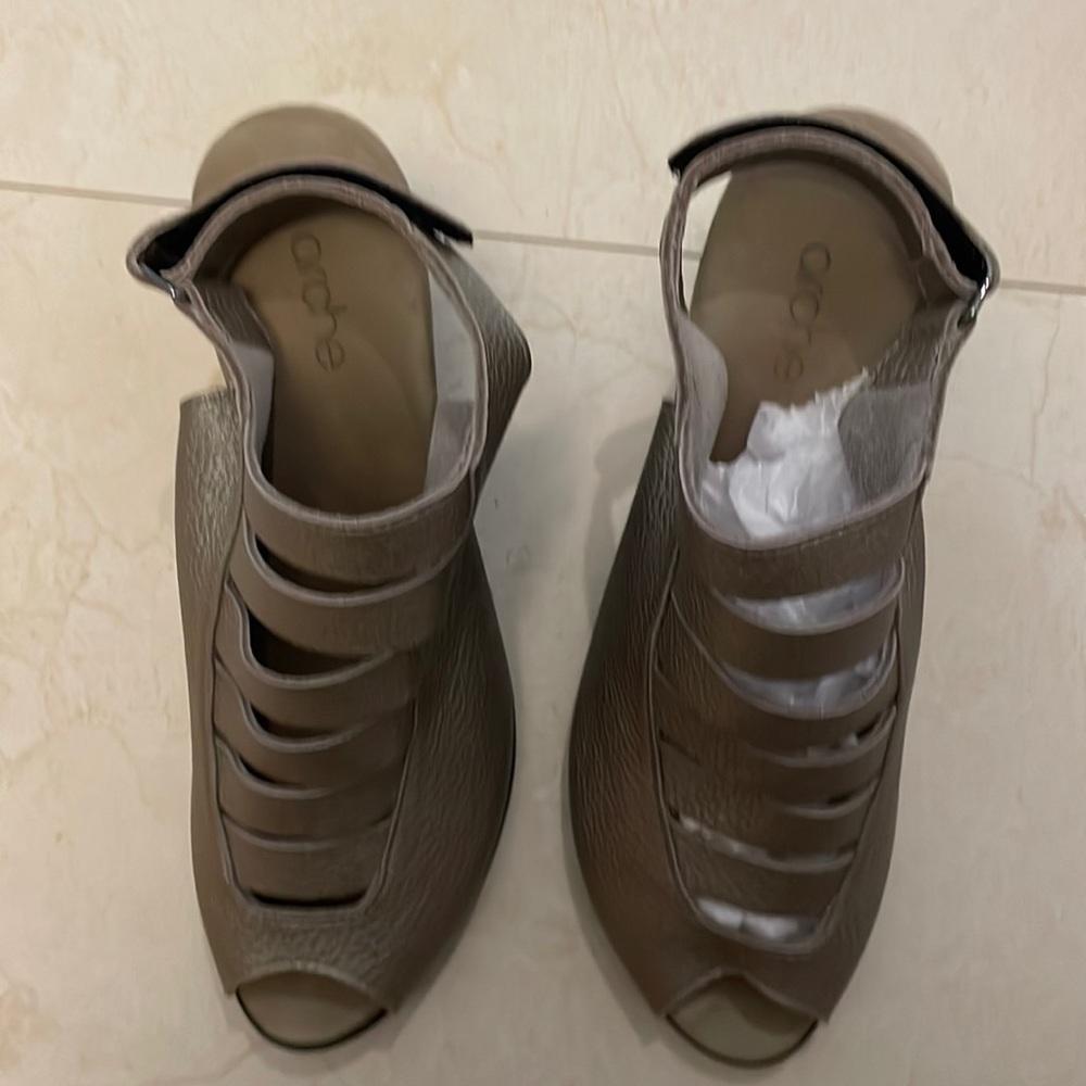 Ladies size 38 all leather high styled platform shoes